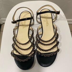 Chanel sandals size 42 black with gold Chanel link chain